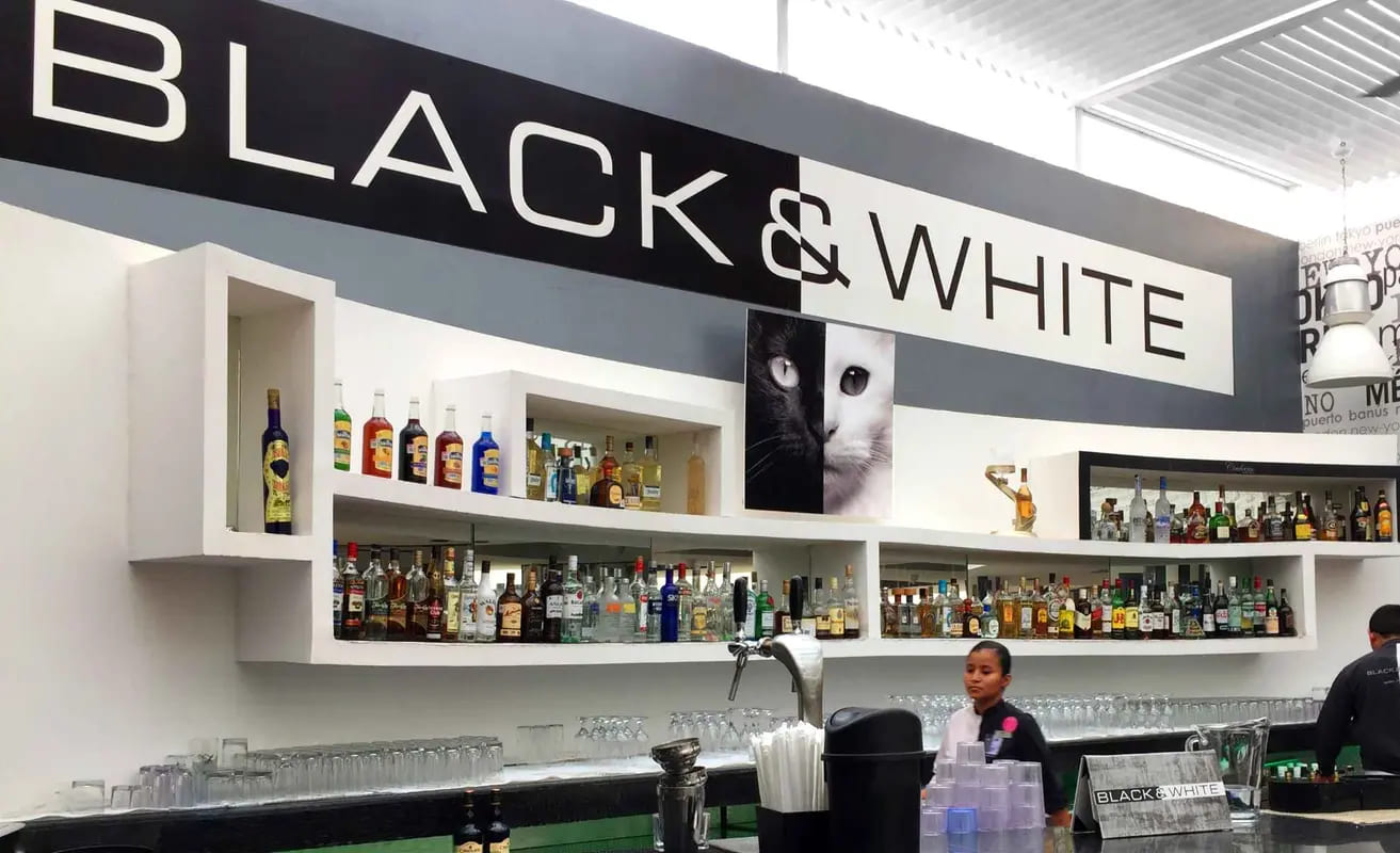 BlueBay Grand Esmeralda Bar