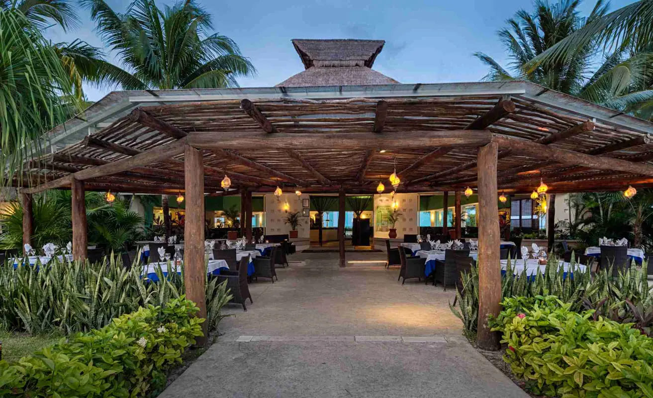 BlueBay Grand Esmeralda  Restaurante Jaal - Ha