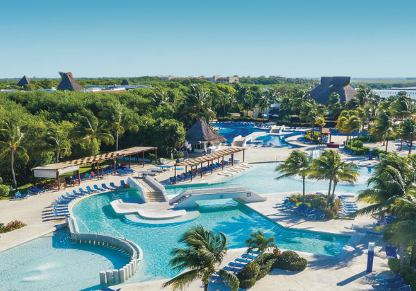 BlueBay Grand Esmeralda Piscina